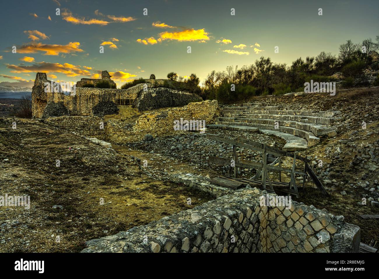 Resti di edifici antichi e del teatro romano nel sito archeologico di Peltuinum. Peltuinum, Prata d'Ansidonia, Abruzzo Foto Stock