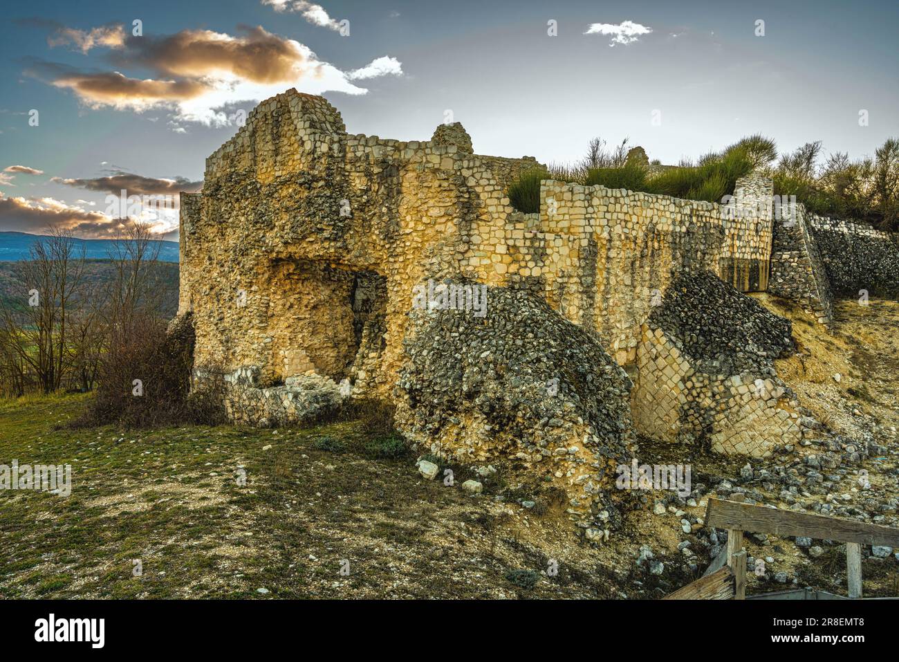 Rovine di antichi edifici riutilizzati nel tempo, nel sito archeologico di Peltuinum, riemergono dal terreno. Peltuinum, Prata d'Ansidonia, Abruzzo Foto Stock