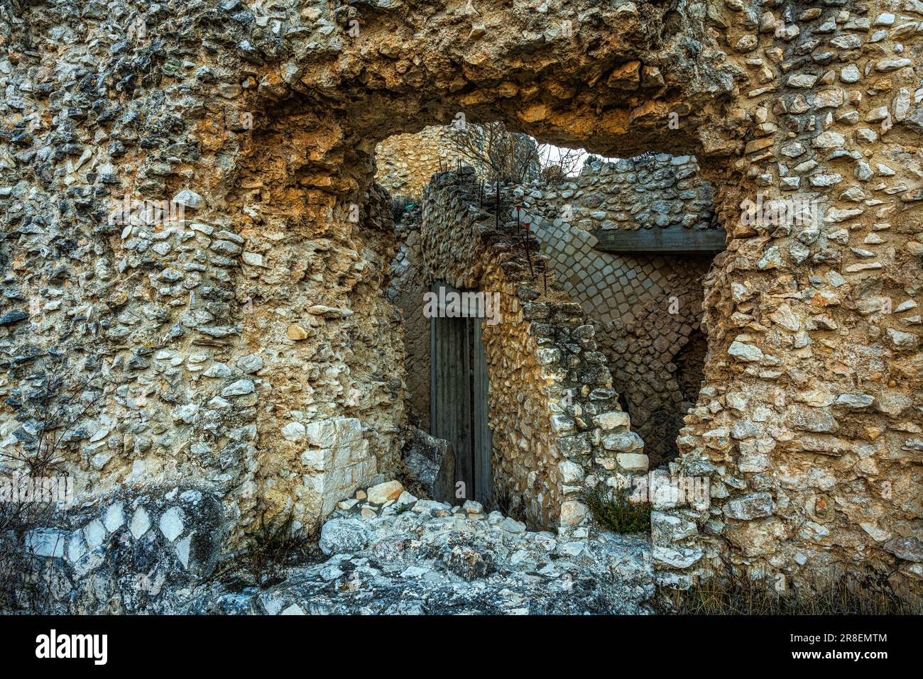 Rovine di antichi edifici riutilizzati nel tempo, nel sito archeologico di Peltuinum, riemergono dal terreno. Peltuinum, Prata d'Ansidonia, Abruzzo Foto Stock