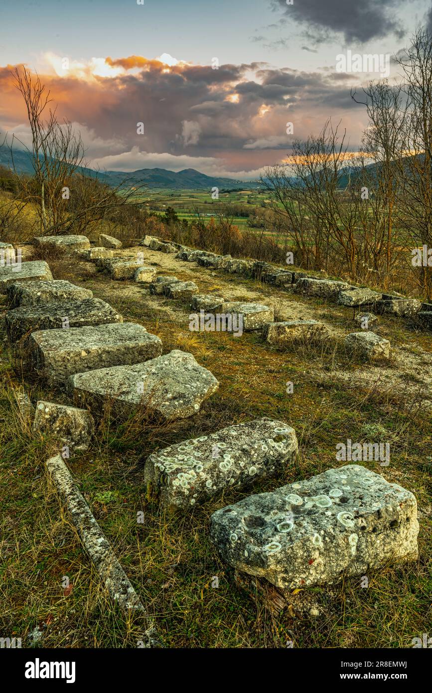 Rovine di antichi edifici riutilizzati nel tempo, nel sito archeologico di Peltuinum, riemergono dal terreno. Peltuinum, Prata d'Ansidonia, Abruzzo Foto Stock