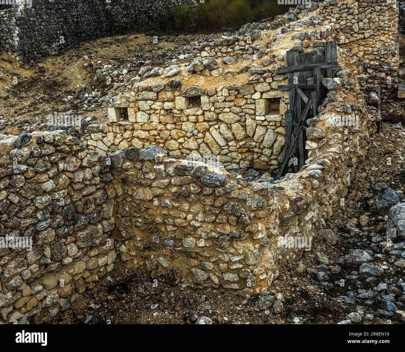 Rovine di antichi edifici riutilizzati nel tempo, nel sito archeologico di Peltuinum, riemergono dal terreno. Peltuinum, Prata d'Ansidonia, Abruzzo Foto Stock