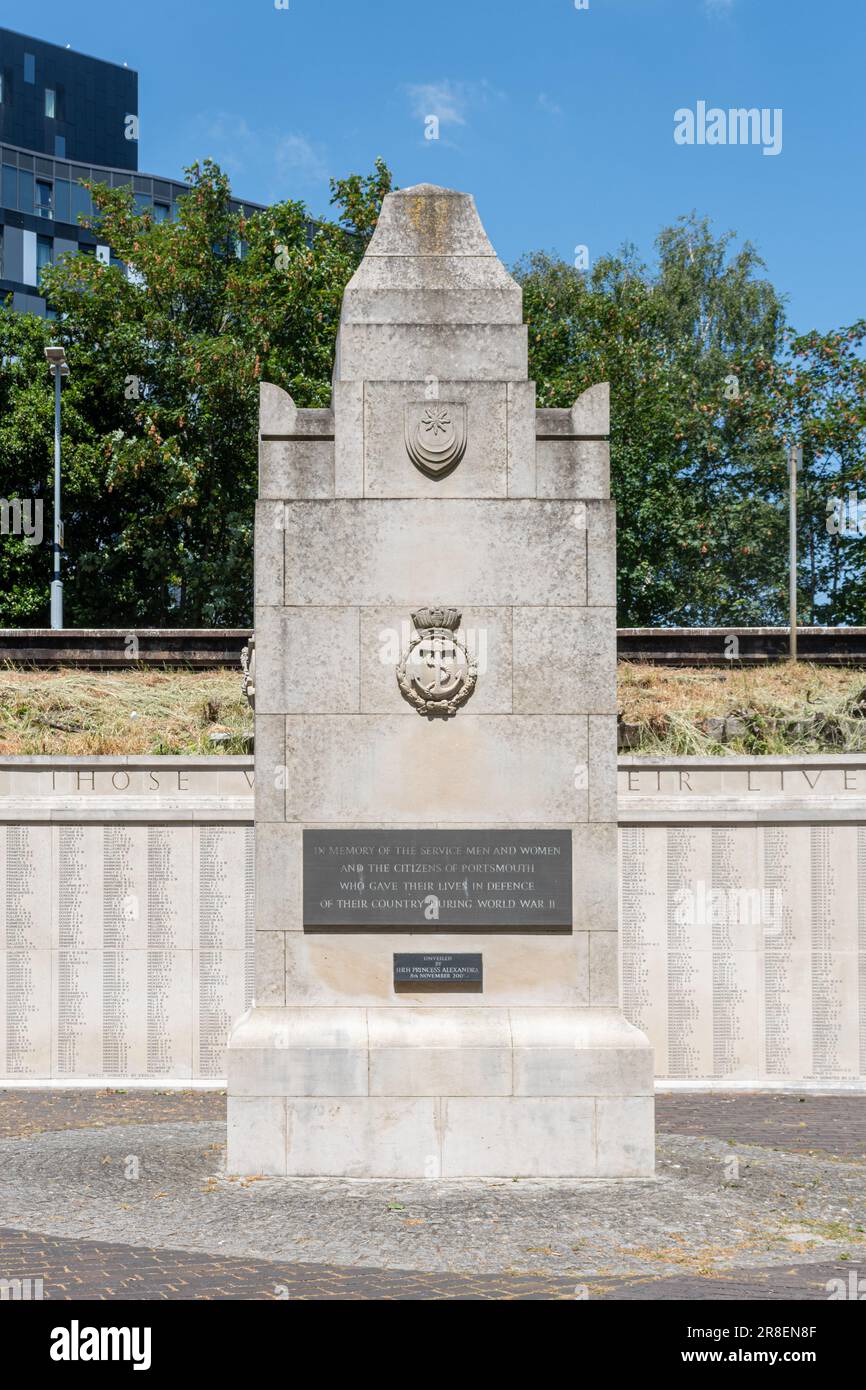 Il City of Portsmouth War Memorial. Monumento alle vittime della seconda guerra mondiale in Guildhall Square, Portsmouth, Hampshire, Inghilterra, Regno Unito. Foto Stock