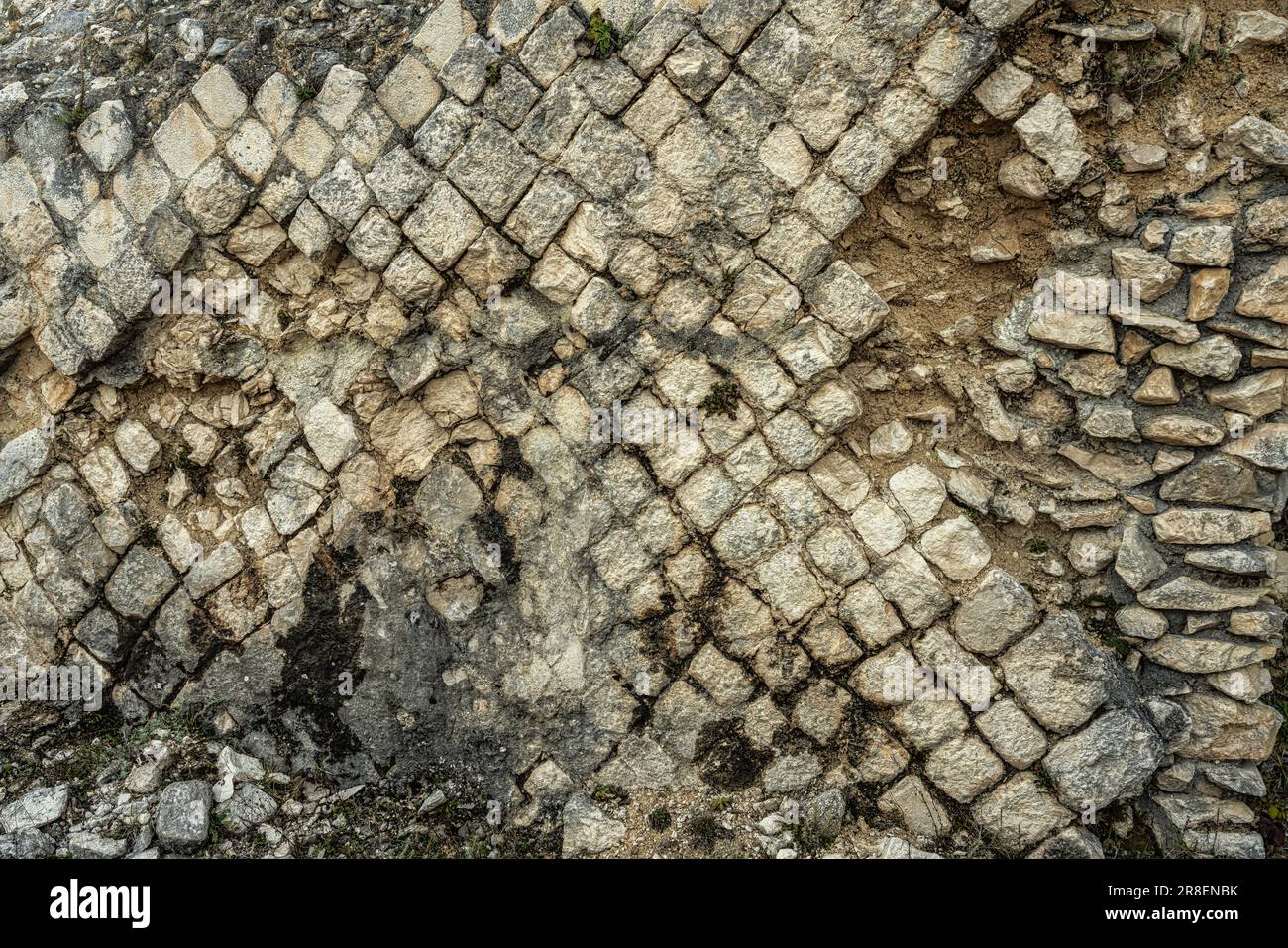 Nel sito archeologico di Peltuinum, antiche mura romane, il cosiddetto opus reticulatum, riemerge dal suolo. Peltuinum, Abruzzo Foto Stock