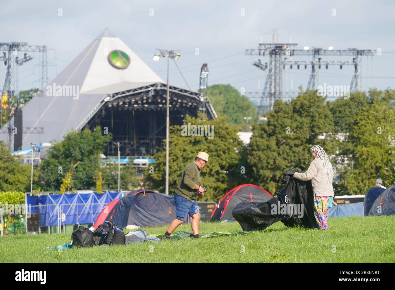 I primi arrivi lanciano la loro tenda al festival di Glastonbury del 2023 con il palcoscenico di Piramide sullo sfondo. Mercoledì 21 giugno, 2023. Foto: Richard Gray/Alamy Live News Foto Stock