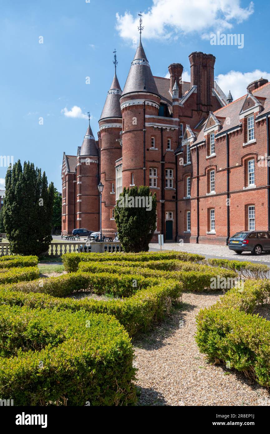 Portsmouth Museum and Art Gallery, visto dal giardino, un museo locale nel centro di Portsmouth, Hampshire, Inghilterra, Regno Unito Foto Stock