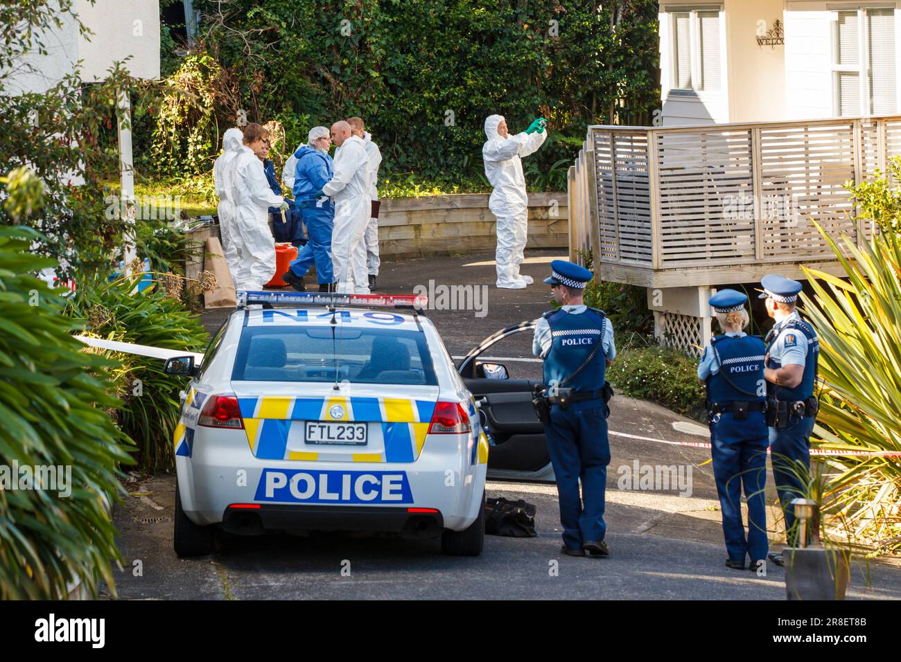 Investigatori di polizia sulla scena della morte sospetta di una donna, Girrahween Drive, North Shore, Auckland, Nuova Zelanda, Giovedì 19 aprile 2012. Foto Stock