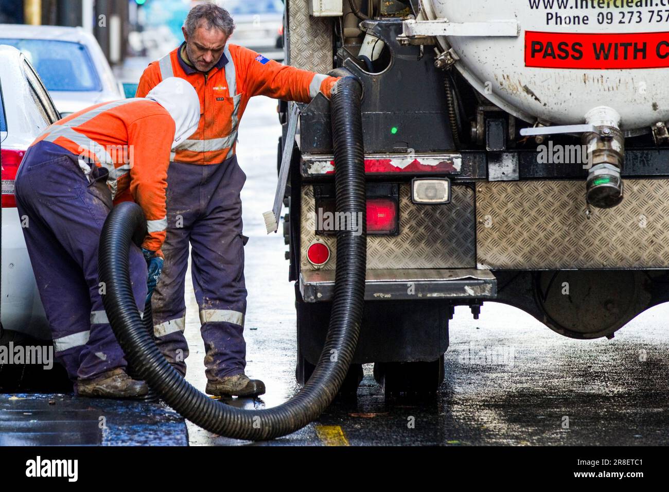 Workman sblock fognature dopo una tempesta pesante, Queen Street, Auckland, Nuova Zelanda, Martedì, Luglio 03, 2012. Foto Stock