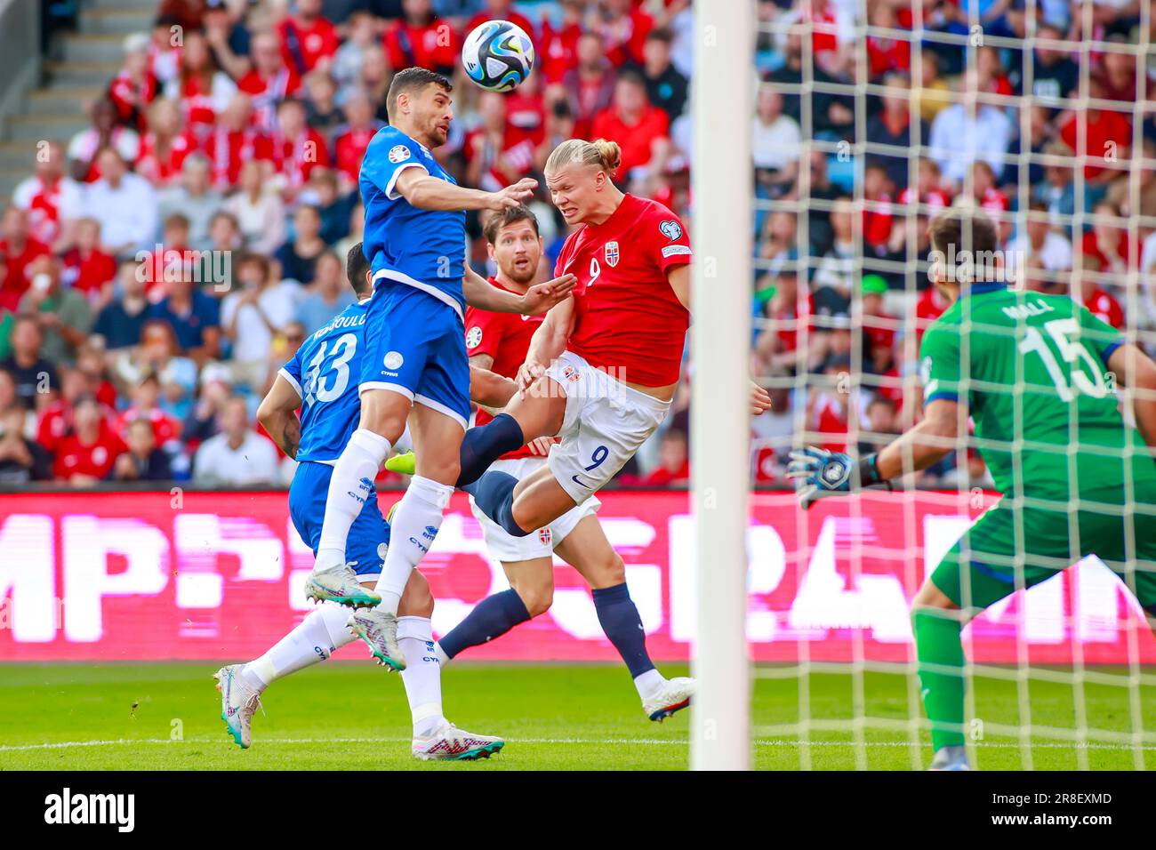 Oslo, Norvegia, 20th giugno 2023. Il norvegese Erling Braut Haaland in duello aereo nella qualificazione UEFA euro 2024 tra Norvegia e Cipro allo stadio Ullevål di Oslo Credit: Frode Arnesen/Alamy Live News Foto Stock