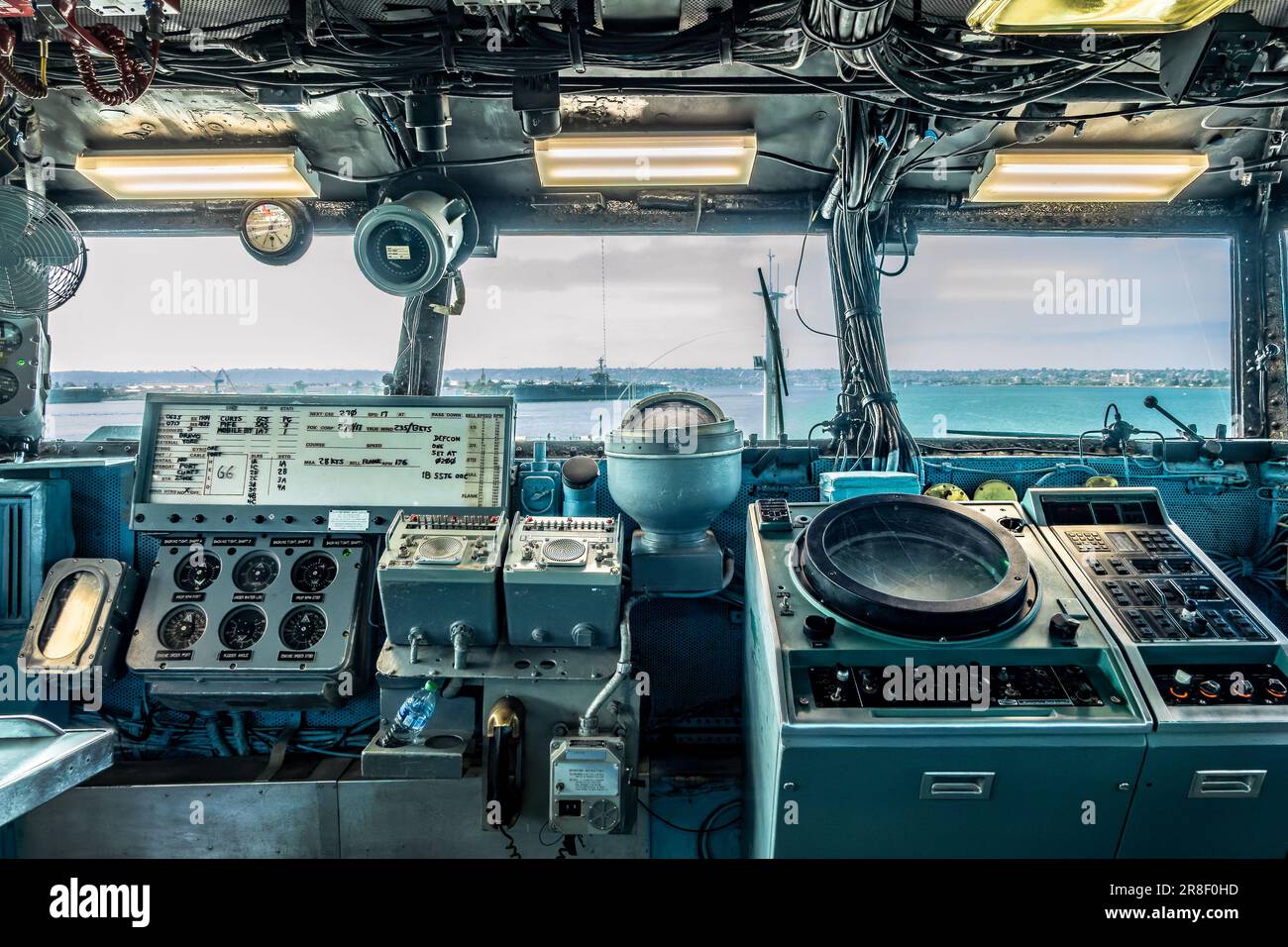 Cruscotto sul ponte di navigazione della portaerei USS Midway a San Diego, California Foto Stock