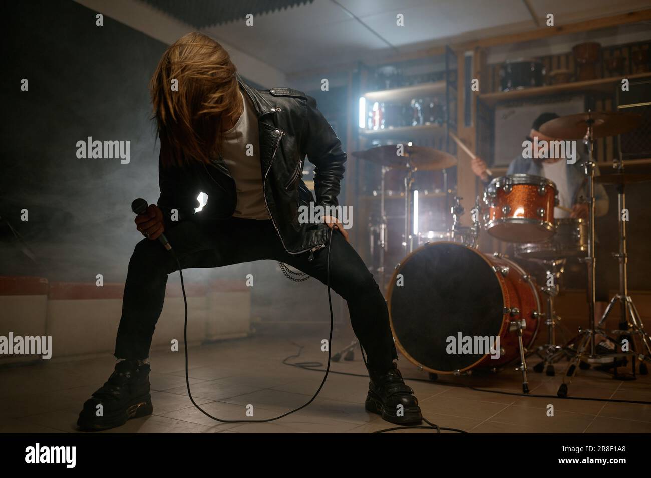 Testa di agitazione solista a bilanciere emozionalmente eccitata che si esibisce con la rock band Foto Stock