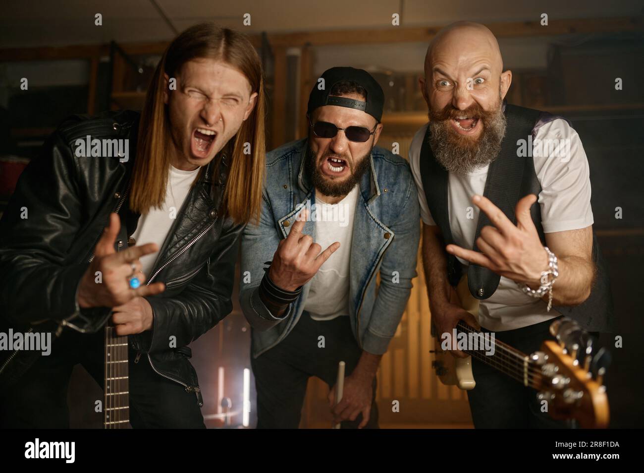 Crazy rock band artisti ritratto, musicisti funky gesturing rock-and-roll segno Foto Stock