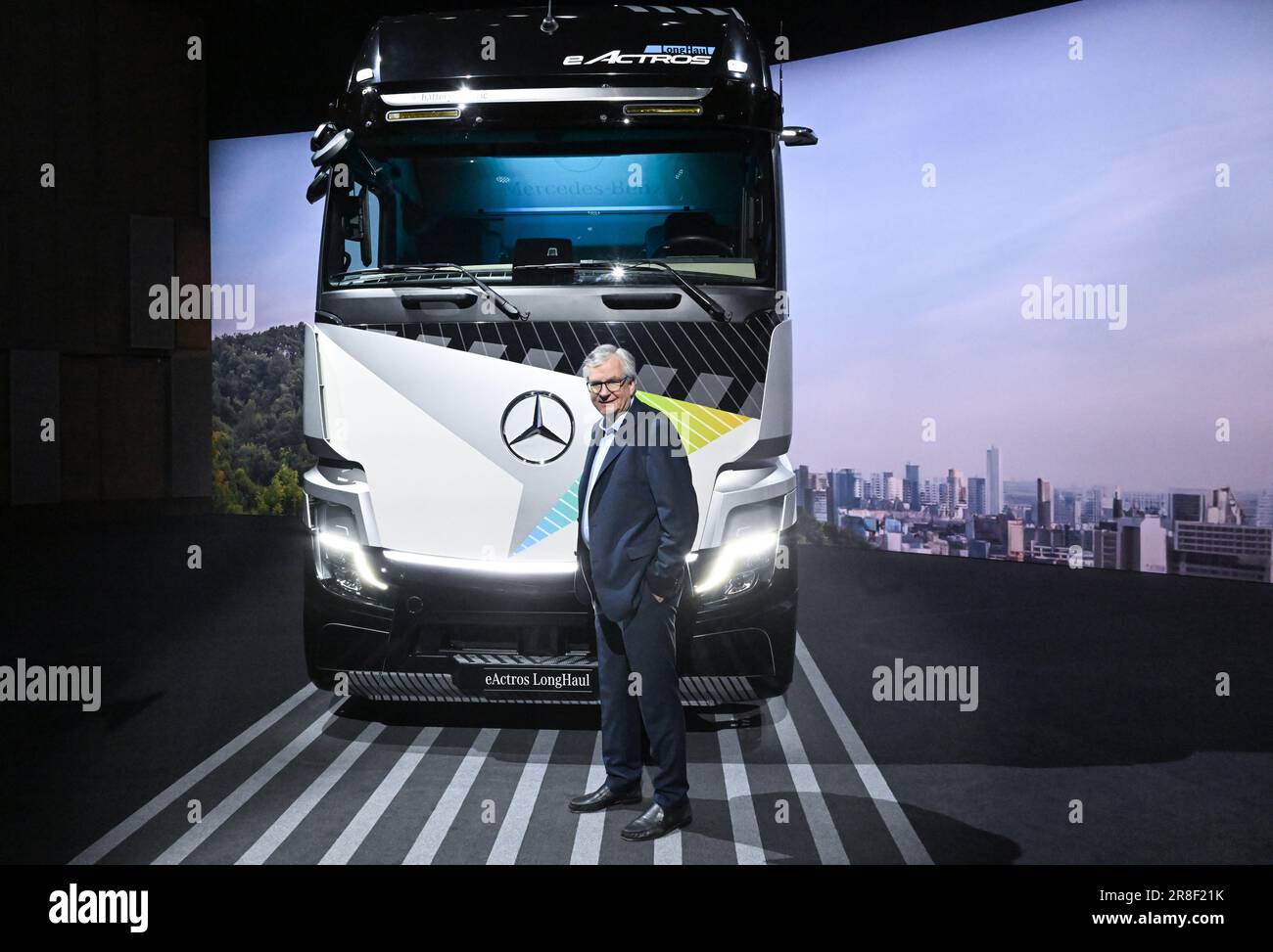 Stoccarda, Germania. 21st giugno, 2023. Martin Daum, presidente del consiglio di amministrazione di Daimler Truck Holding AG, si trova di fronte a un Daimler Truck prima dell'assemblea generale annuale della Carl Benz Arena. Credit: Bernd Weißbrod/dpa/Alamy Live News Foto Stock