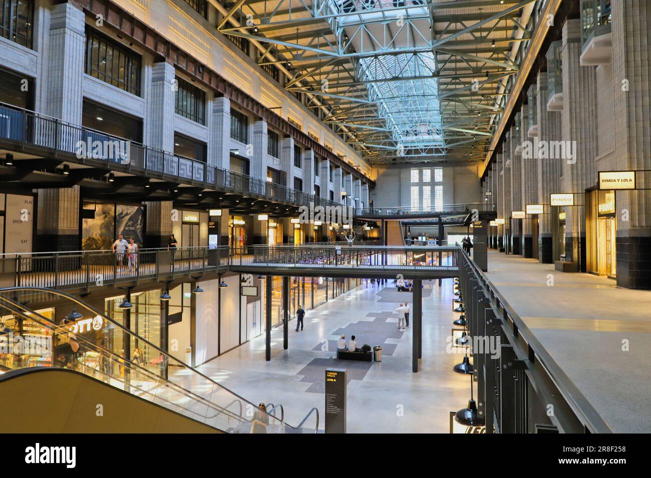 Interno della turbina Hall A Battersea Power Station Londra Giugno 2023 Foto Stock