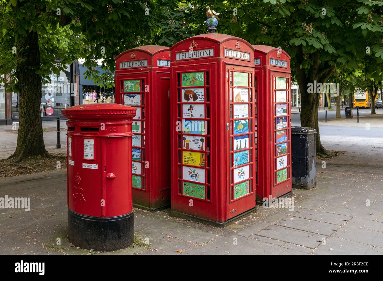 Gruppo di cabine telefoniche rosse e casella postale, Promenade, centro città di Cheltenham Foto Stock