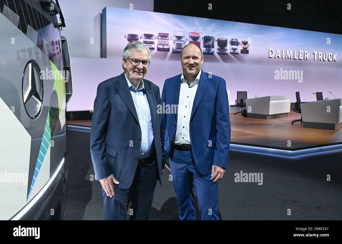 Stoccarda, Germania. 21st giugno, 2023. Martin Daum (l), presidente del consiglio di amministrazione di Daimler Truck Holding AG, e Jochen Goetz, CFO di Daimler Truck Holding AG, si trovano di fronte a un Daimler Truck prima dell'assemblea generale annuale della Carl Benz Arena. Credit: Bernd Weißbrod/dpa/Alamy Live News Foto Stock