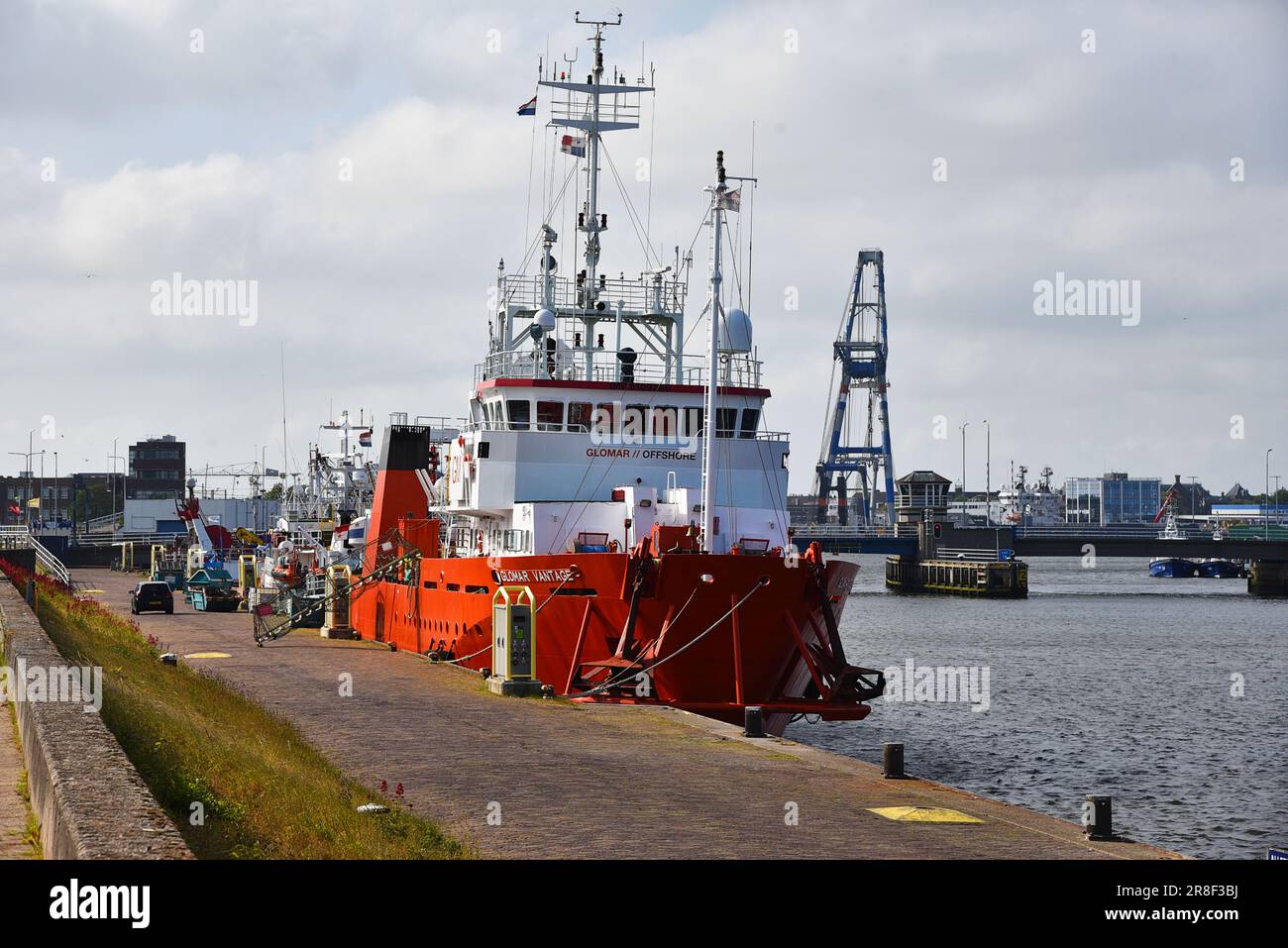 Den Helder, Paesi Bassi. Aprile 30, 2022. Barca di scorta di fronte al molo del porto di Den Helder. Foto di alta qualità Foto Stock