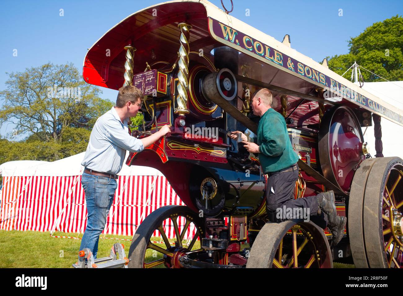 Ingegneri che lavorano su un motore di trazione d'epoca al game show di Scampton, nello Yorkshire Foto Stock