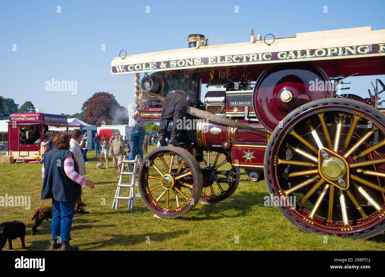 Ingegneri che lavorano su un motore di trazione d'epoca alla fiera del gioco di Scampton, Yorkshire Foto Stock