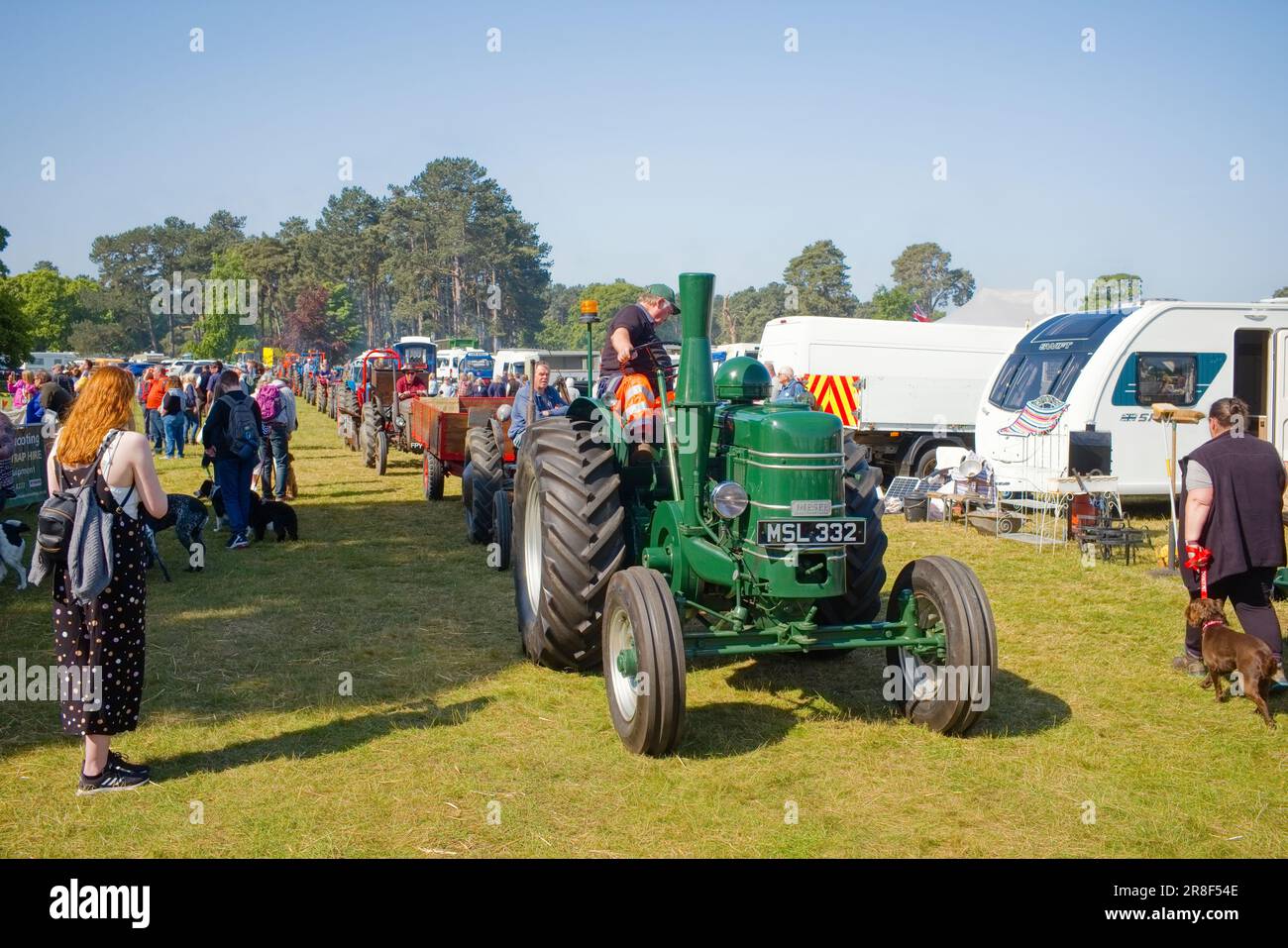 Una linea di trattori d'epoca alla fiera Scampton dello Yorkshire Foto Stock