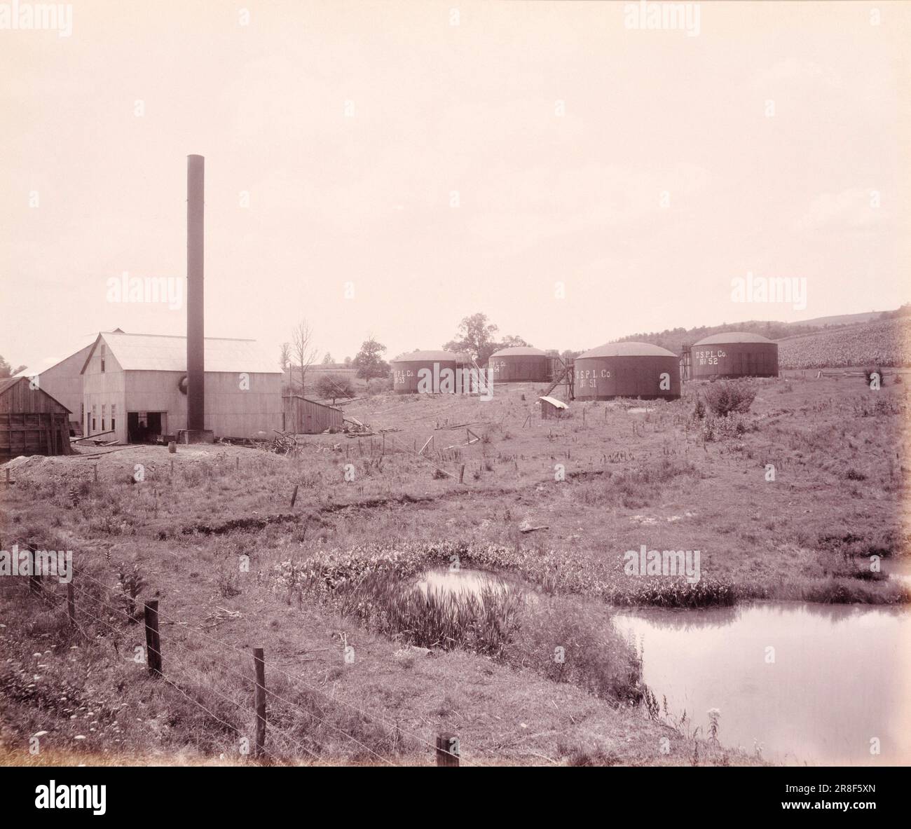 Stazione di pompaggio dell'olio, vicino ad Atene, per la Lehigh Valley Railroad 1899 di William H. Rau, nato Phildelphia, PA 1855-Ded Phildelphia, PA 1920 Foto Stock