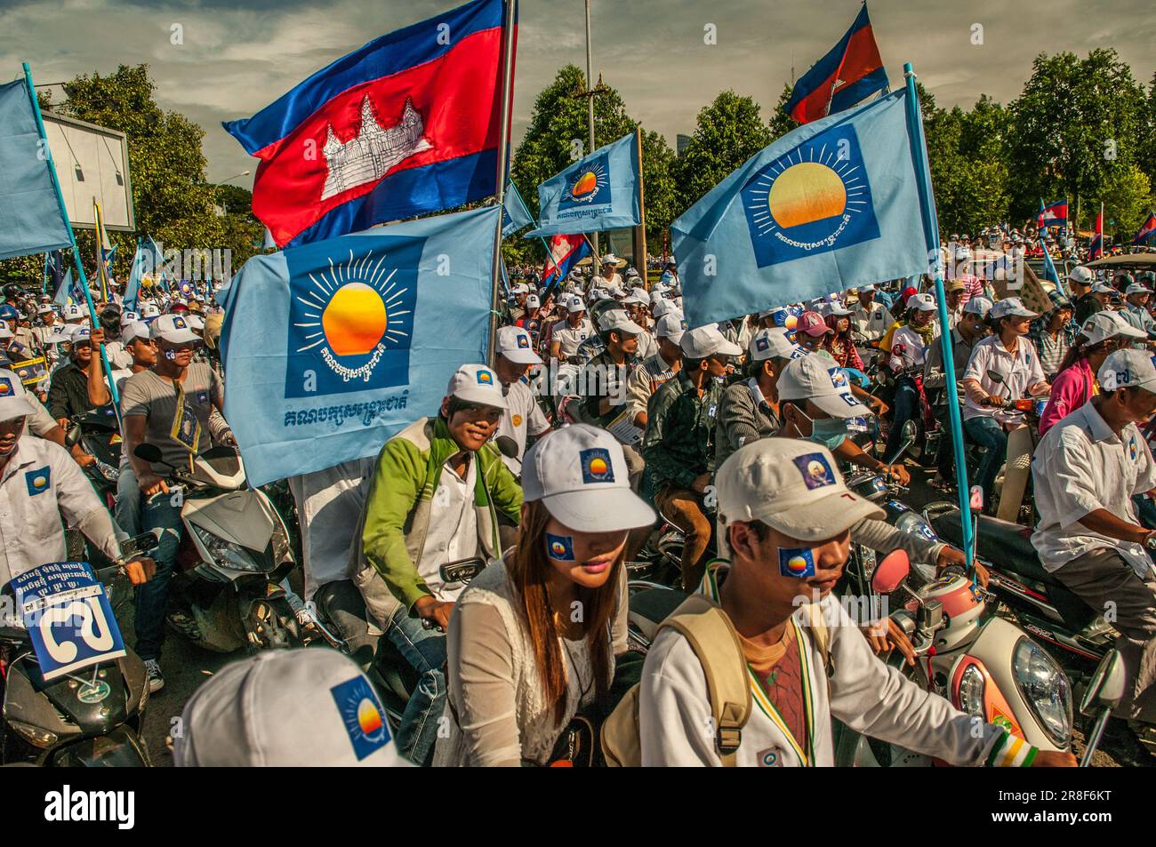 Sam Rainsy sostenitore durante una manifestazione motociclistica politica prima delle elezioni generali del 2013 per il primo ministro. Phnom Penh, Cambogia. © Kraig Lieb Foto Stock