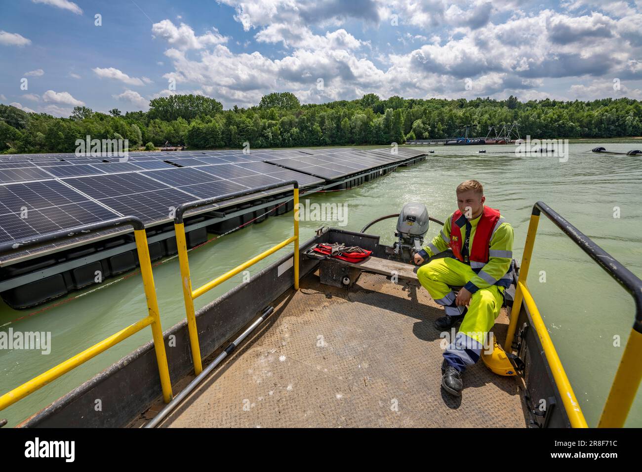 La più grande centrale solare galleggiante della Germania sul Silbersee III, uno stagno di cava non più utilizzato per l'estrazione della sabbia, vicino a Haltern am See, gestito da Quar Foto Stock