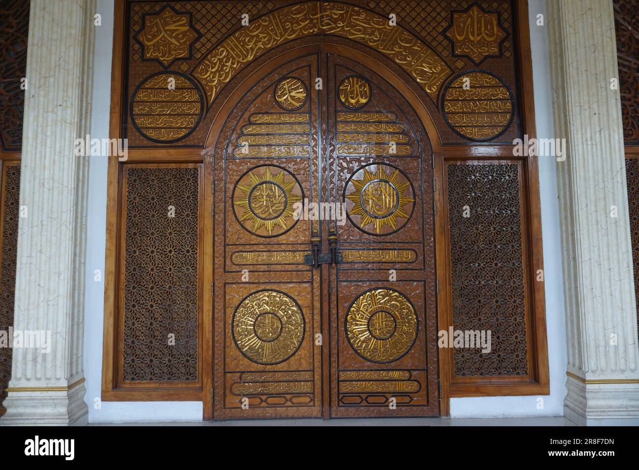 Bellissime sculture in legno all'entrata della moschea Foto Stock