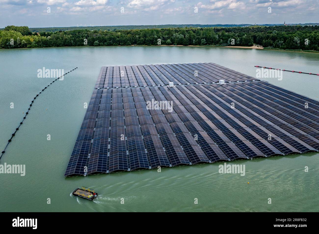 La più grande centrale solare galleggiante della Germania sul Silbersee III, uno stagno di cava non più utilizzato per l'estrazione della sabbia, vicino a Haltern am See, gestito da Quar Foto Stock