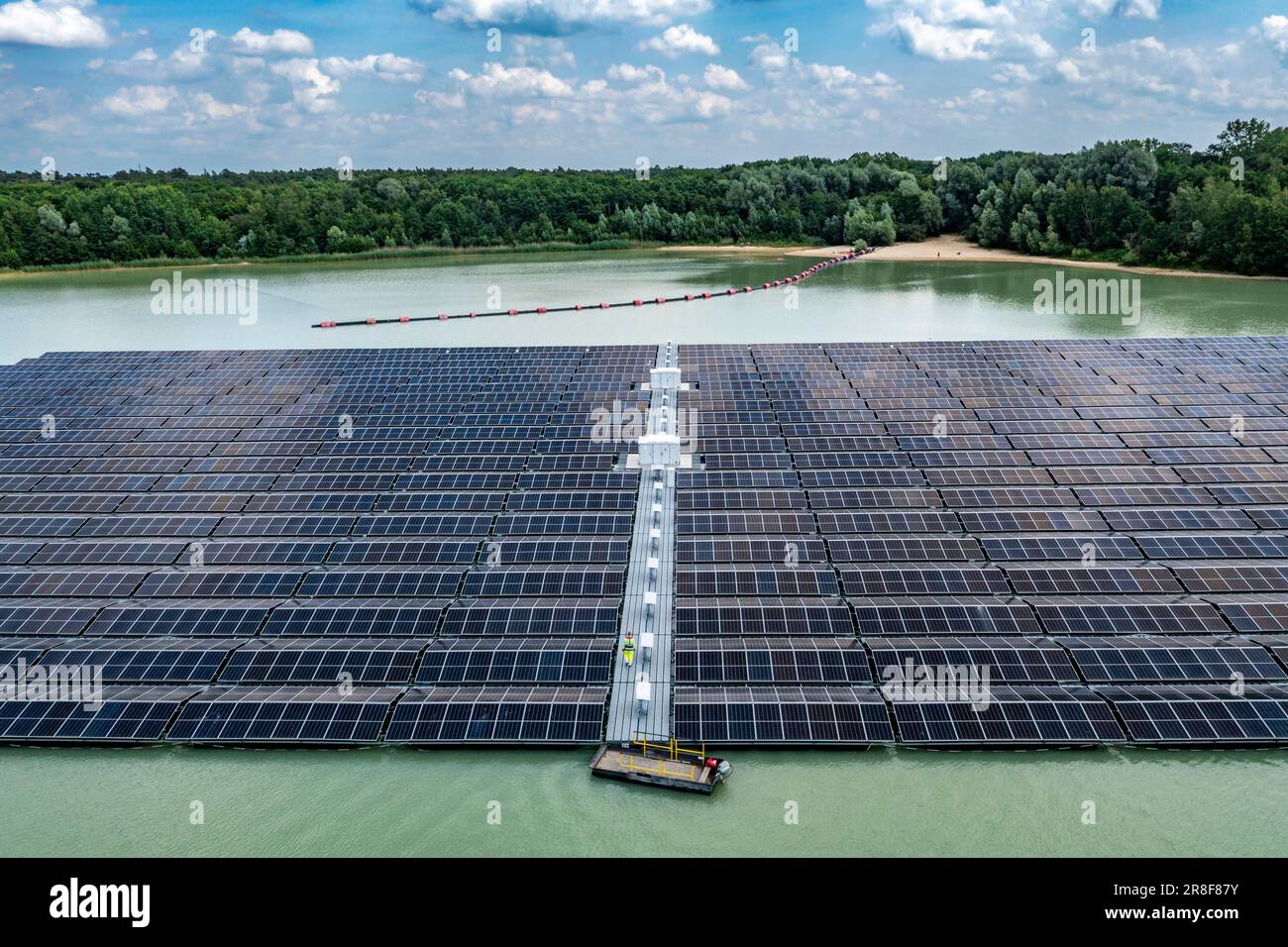 La più grande centrale solare galleggiante della Germania sul Silbersee III, uno stagno di cava non più utilizzato per l'estrazione della sabbia, vicino a Haltern am See, gestito da Quar Foto Stock