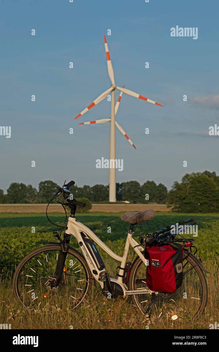 E-Bike, centrali eoliche, alberi, Südergellersen, bassa Sassonia, Germania Foto Stock