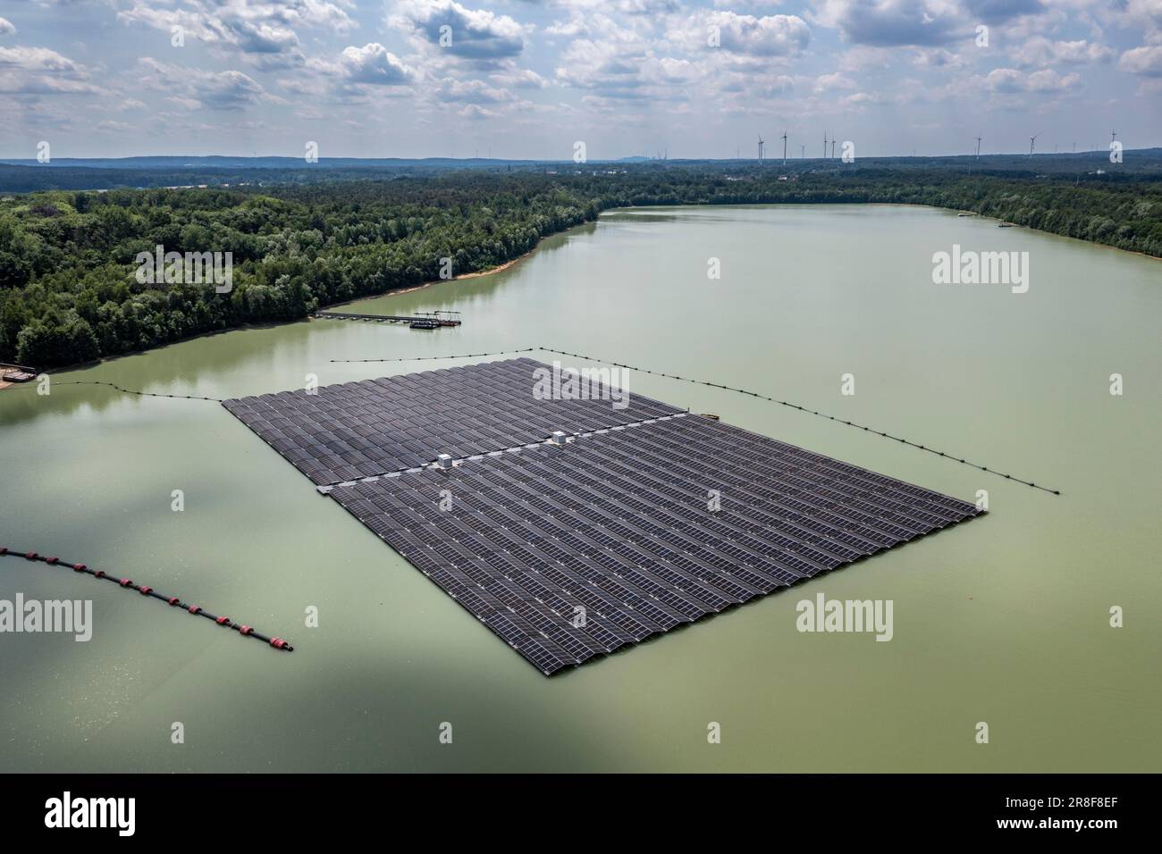 La più grande centrale solare galleggiante della Germania sul Silbersee III, uno stagno di cava non più utilizzato per l'estrazione della sabbia, vicino a Haltern am See, gestito da Quar Foto Stock