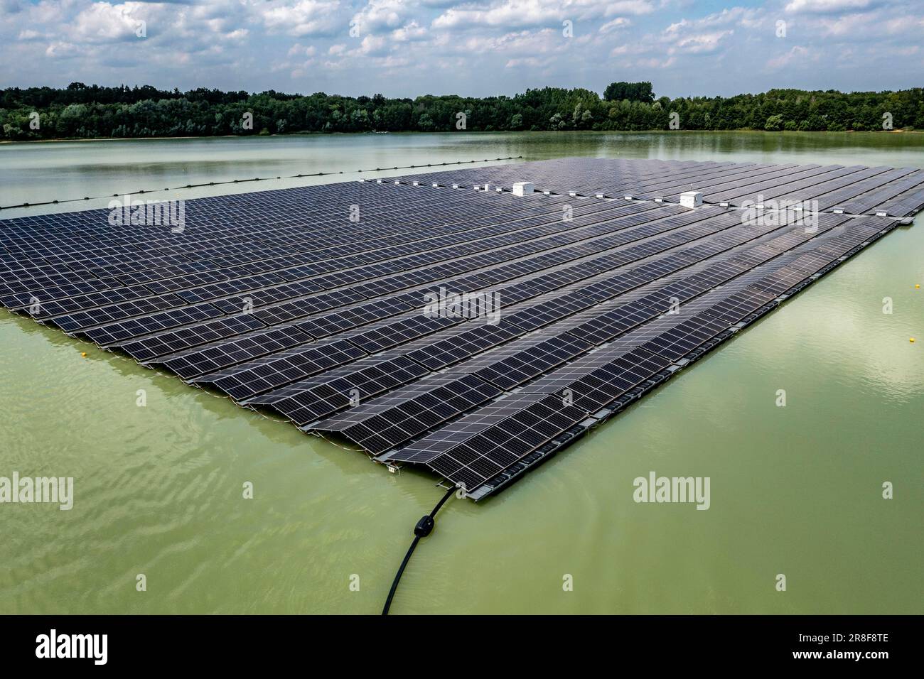 La più grande centrale solare galleggiante della Germania sul Silbersee III, uno stagno di cava non più utilizzato per l'estrazione della sabbia, vicino a Haltern am See, gestito da Quar Foto Stock