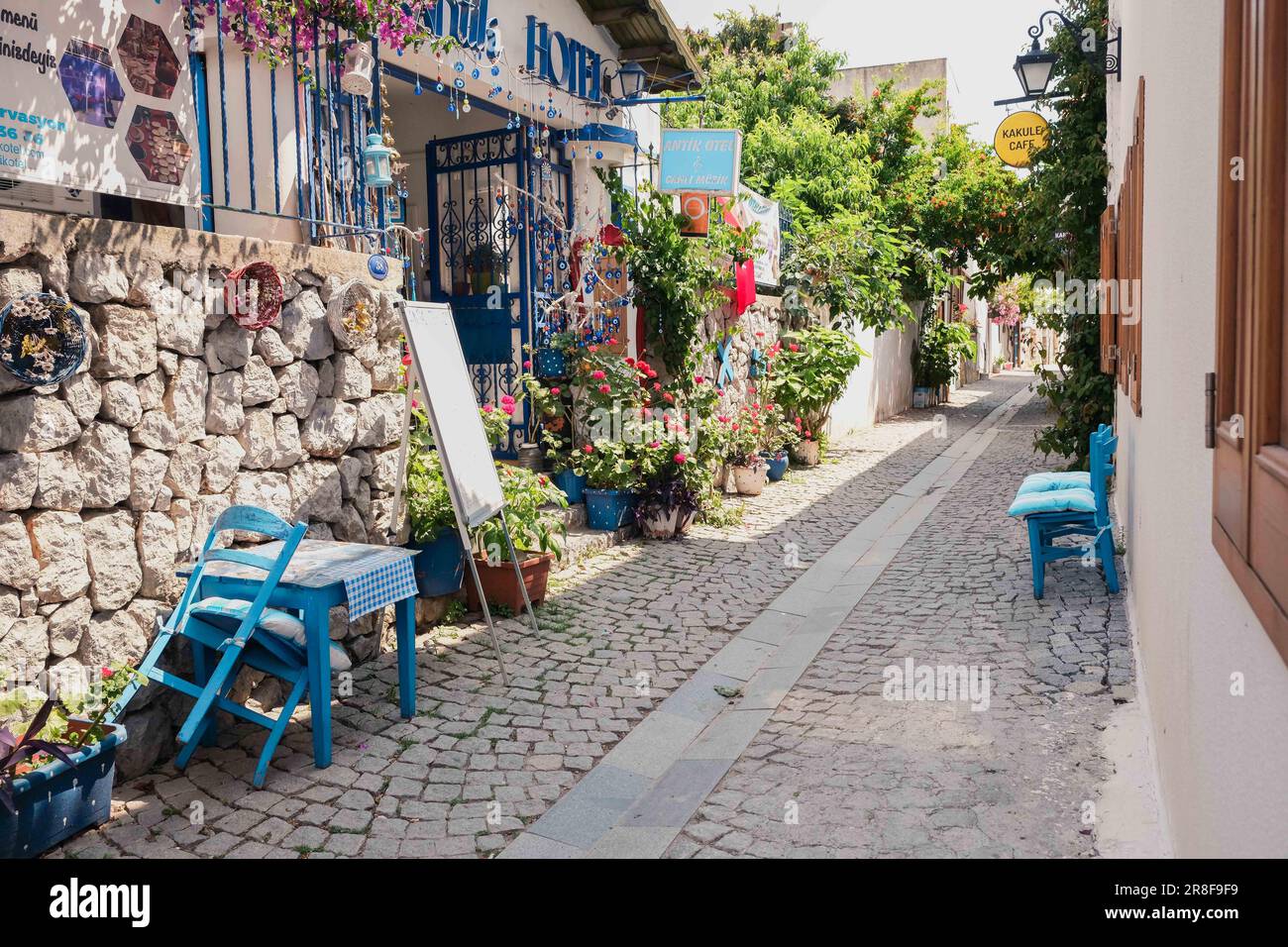 Sigacik strade, città sul mare, tranquilla vacanza estiva, strade fiorite, Seferihisar, Smirne, Turchia Foto Stock