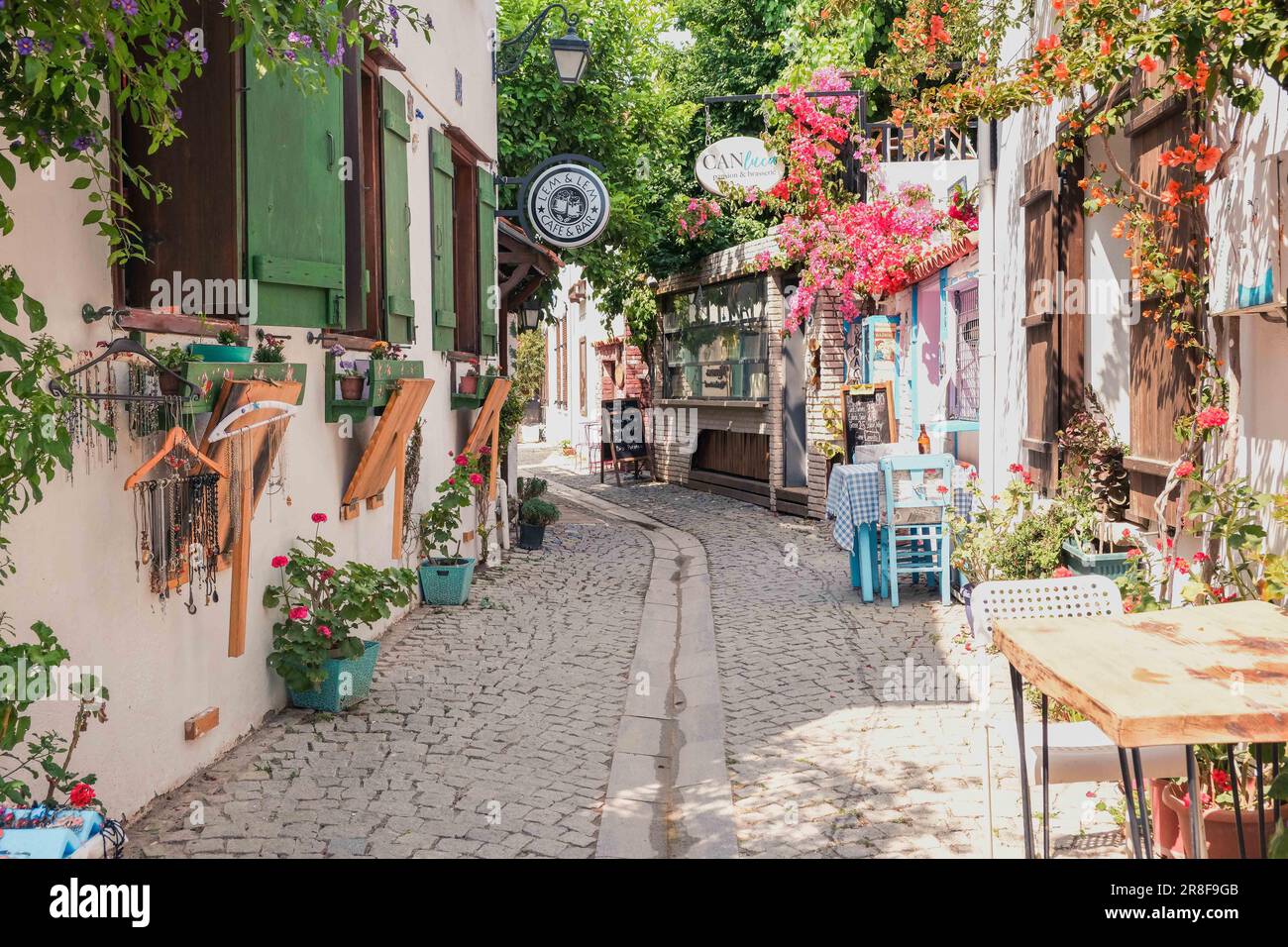 Sigacik strade, città sul mare, tranquilla vacanza estiva, strade fiorite, Seferihisar, Smirne, Turchia Foto Stock