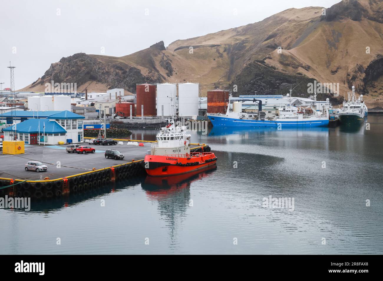 Vestmannaeyjar, Islanda - 6 aprile 2017: Il rimorchiatore rosso è ormeggiato nel porto dell'isola di Vestmannaeyjar Foto Stock