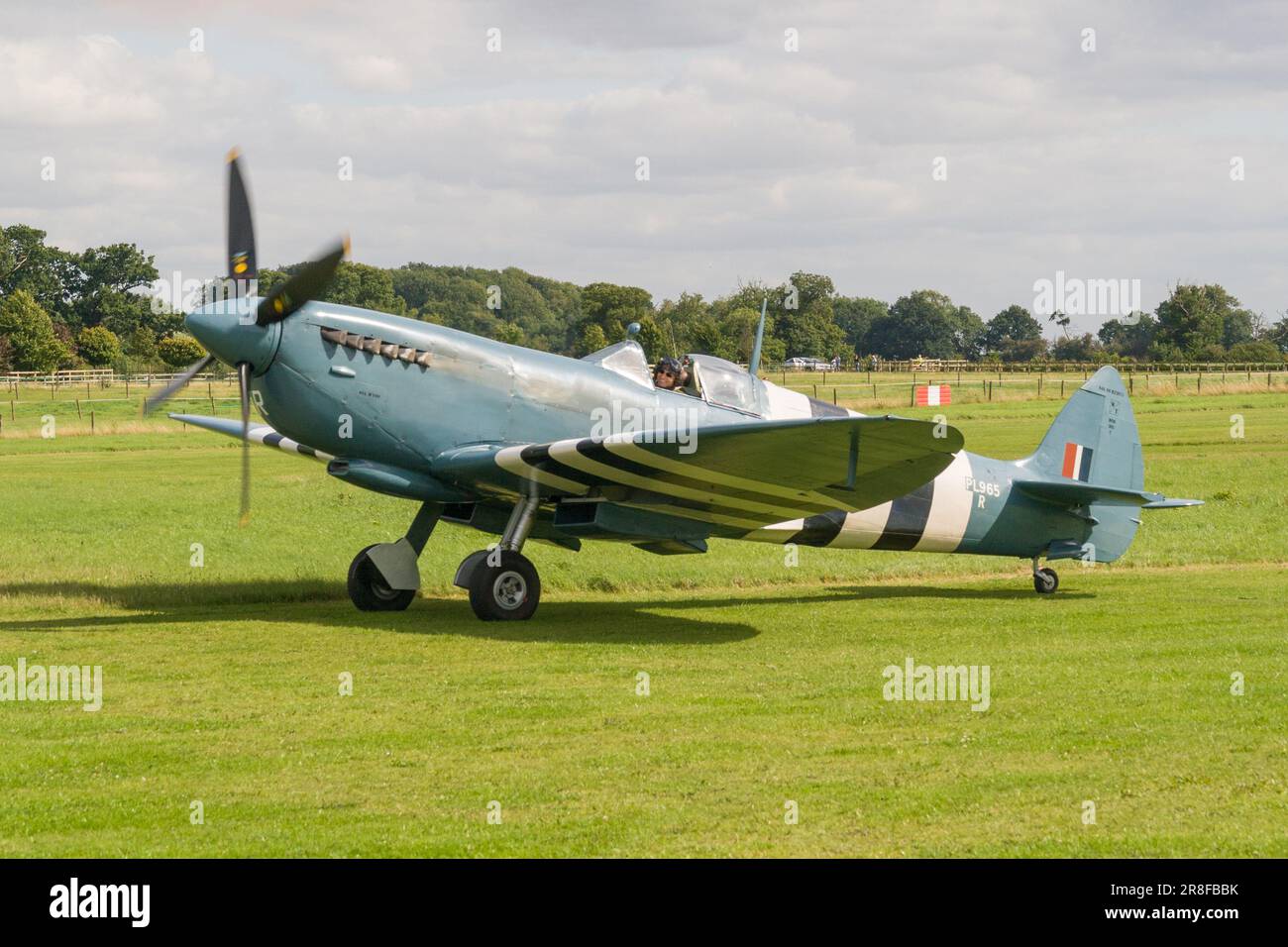 A Flying Day at the Shuttleworth Collection con VICKERS SUPERMARINE SPITFIRE PR XI, Old Warden, Bedfordshire nel 2009 Foto Stock