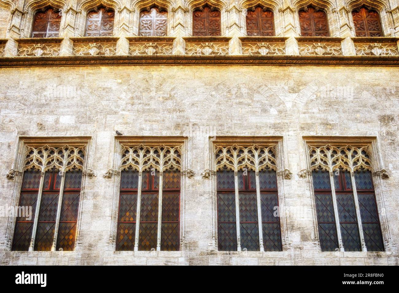 Architettura in pietra medievale a la Lonja de la Seda a Valencia, Spagna Foto Stock