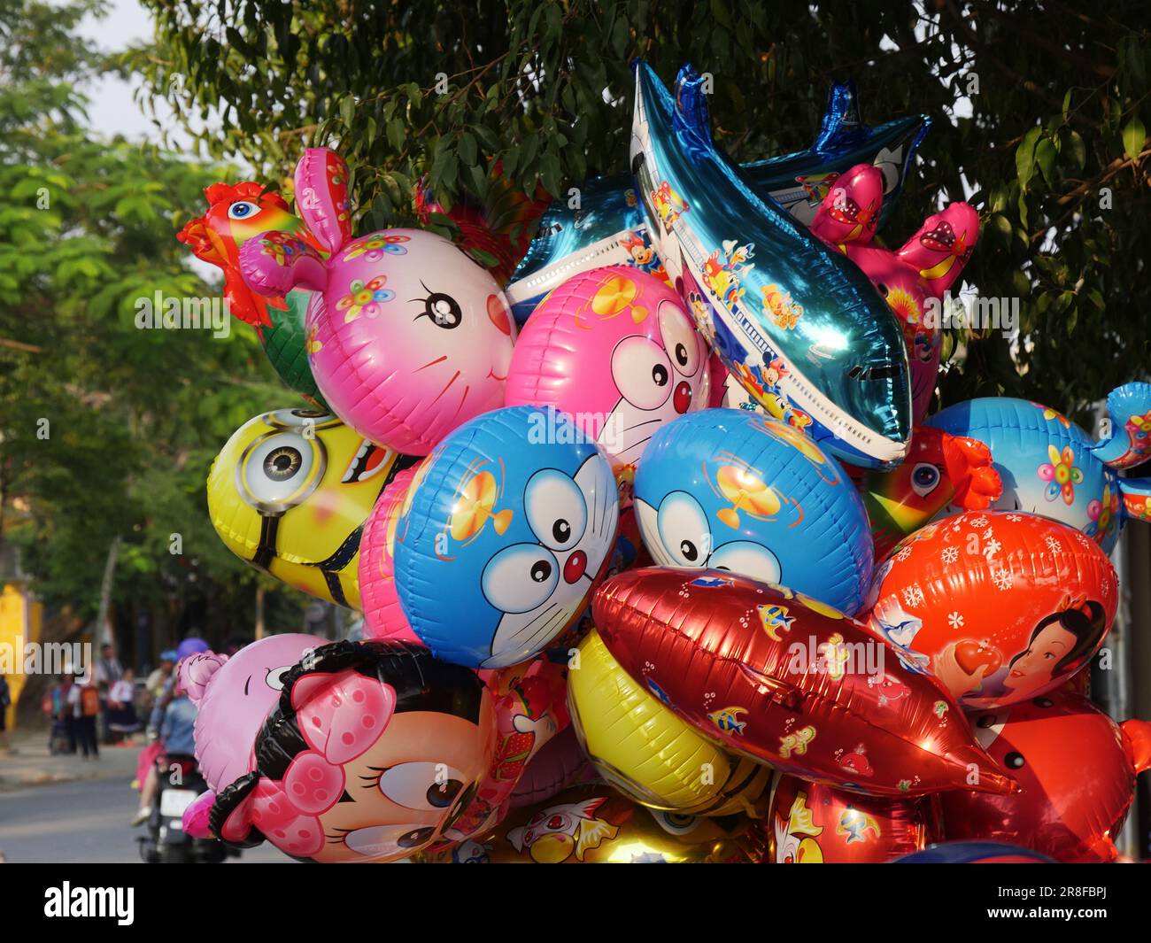 Vietnam, Provincia di Quang Nam, Città di Hoi An, Città Vecchia, Patrimonio dell'Umanità dall'UNESCO, venditore di palloncini Foto Stock