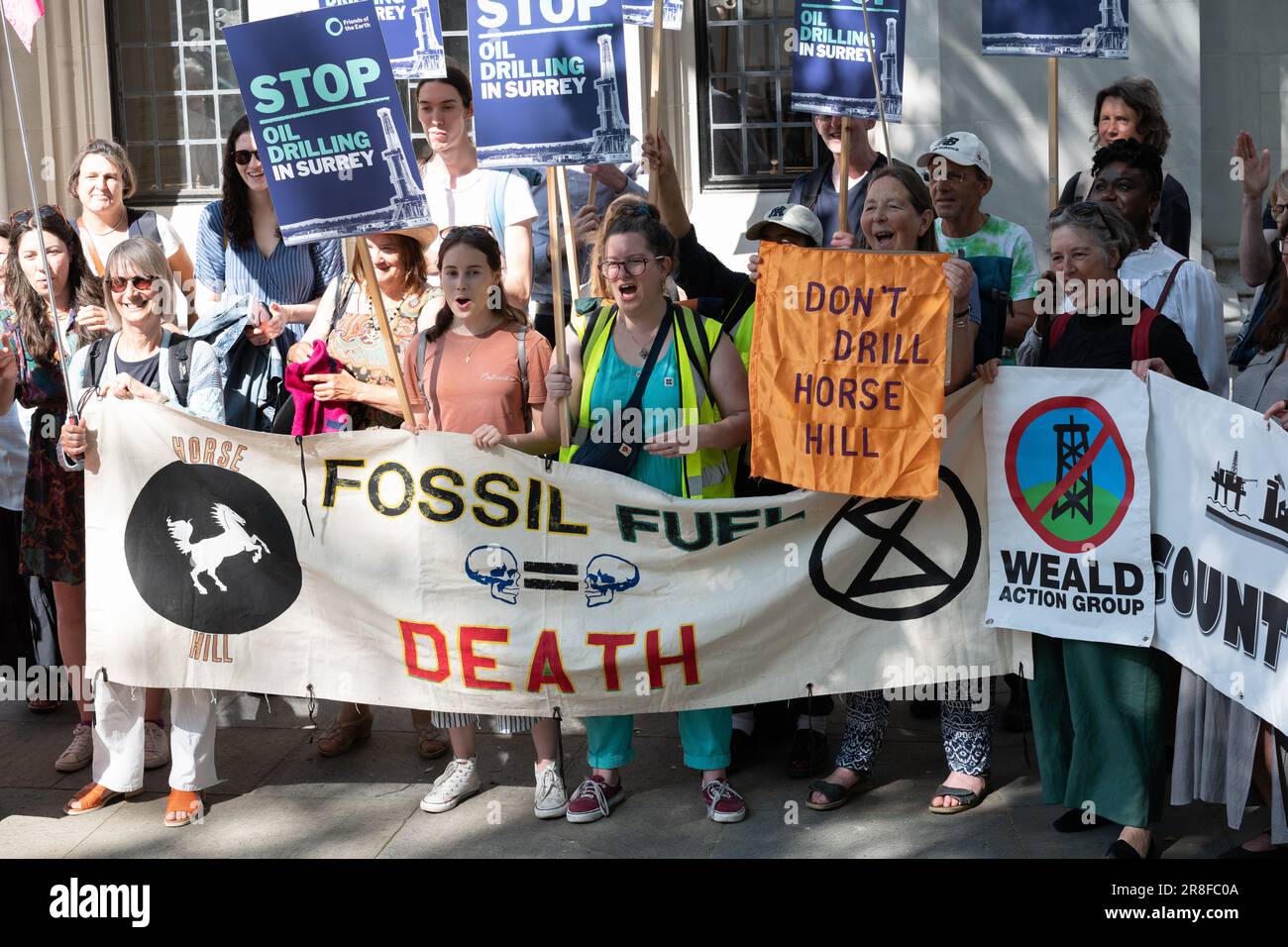 Londra, Regno Unito. 21 giugno, 2023. Attivisti ambientali si radunano presso la Corte Suprema il primo giorno di udienze di una sfida alla decisione di consentire la perforazione di petrolio a Horse Hill, Surrey. La sfida, sostenuta da una coalizione che comprende Friends of the Earth e Greenpeace, afferma che le decisioni di pianificazione devono tenere conto delle emissioni 'correnti' e, se consentito, gli attivisti ritengono che possa avere un impatto significativo sulle future decisioni sull'estrazione dei combustibili fossili. Credit: Ron Fassbender/Alamy Live News Foto Stock