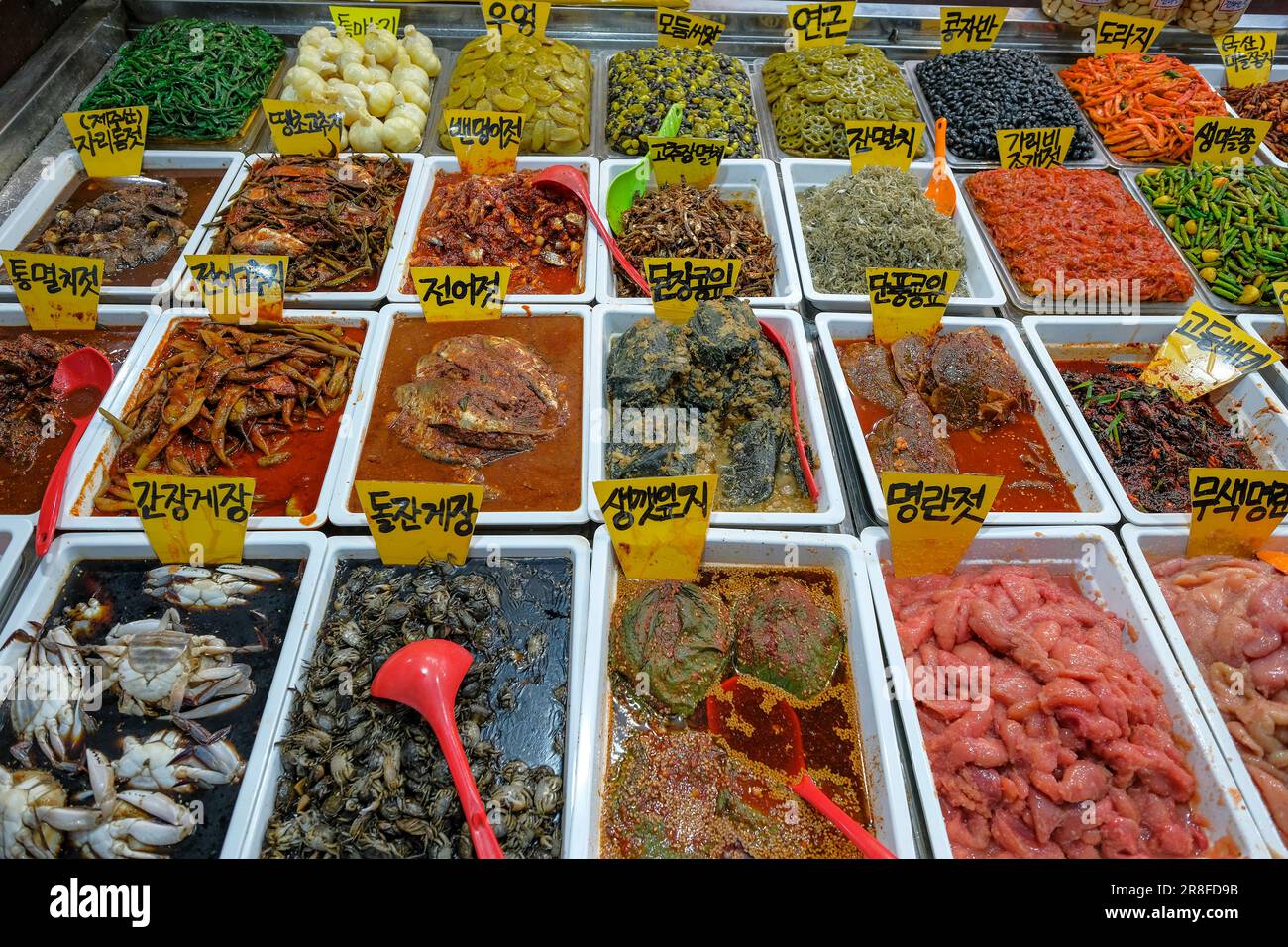Busan, Corea del Sud - 28 maggio 2023: Vendita di sottaceti nel mercato di Gukje o mercato internazionale situato nel distretto di nampodong a Busan, Corea del Sud. Foto Stock