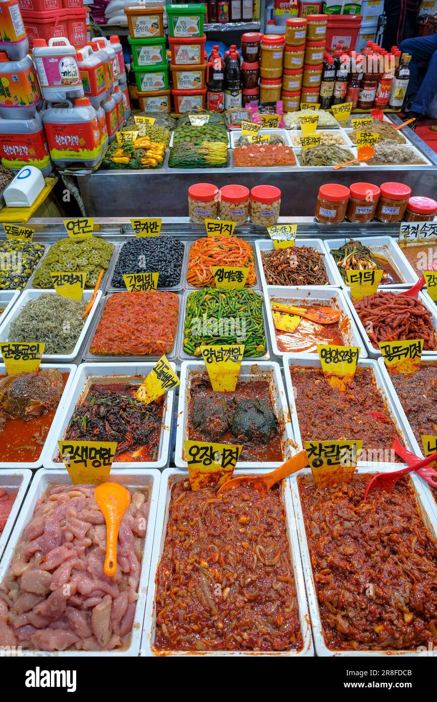 Busan, Corea del Sud - 28 maggio 2023: Vendita di sottaceti nel mercato di Gukje o mercato internazionale situato nel distretto di nampodong a Busan, Corea del Sud. Foto Stock