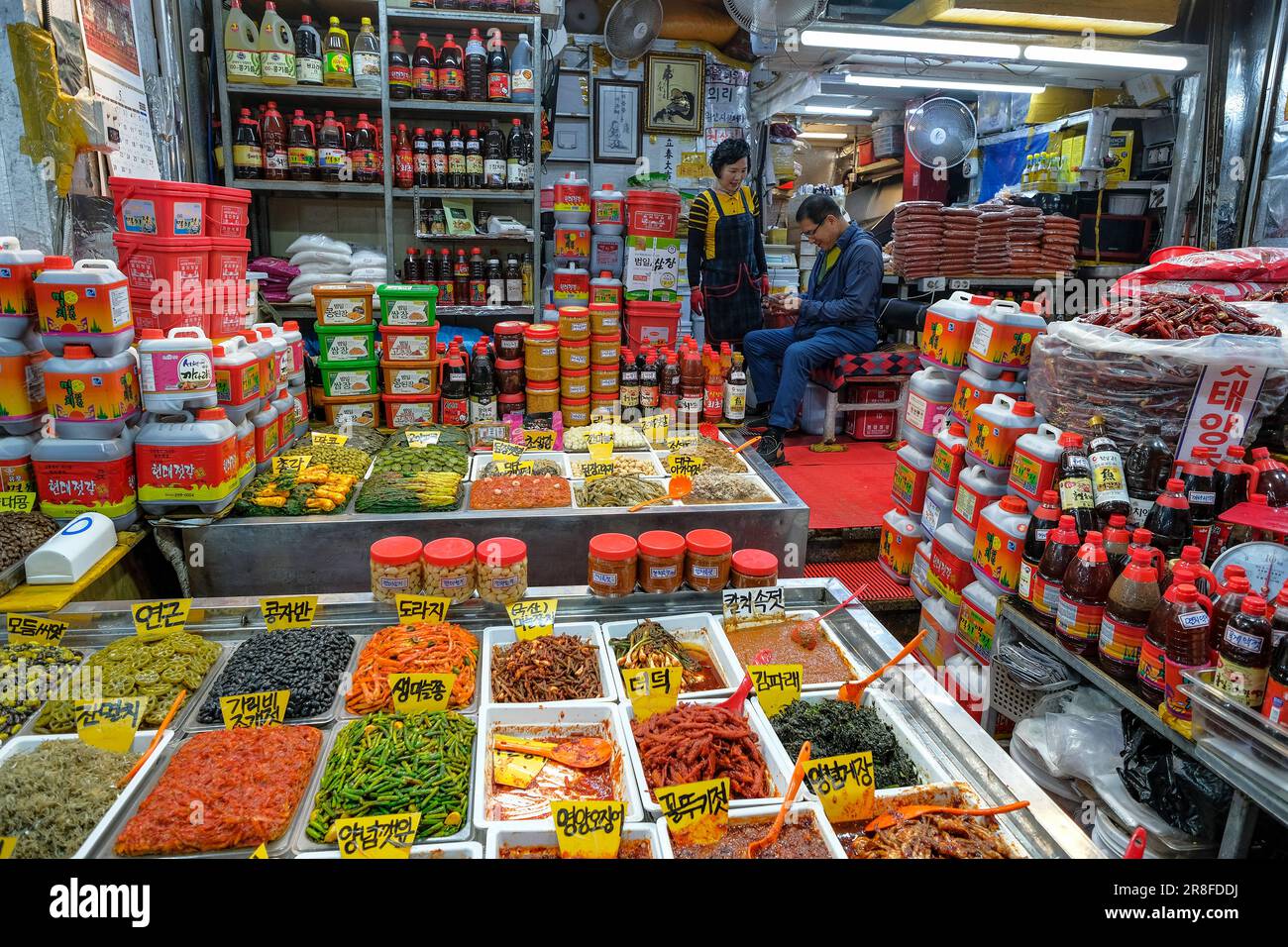 Busan, Corea del Sud - 28 maggio 2023: Venditori di sottaceti nel mercato di Gukje o mercato internazionale situato nel distretto di nampodong a Busan, Corea del Sud. Foto Stock