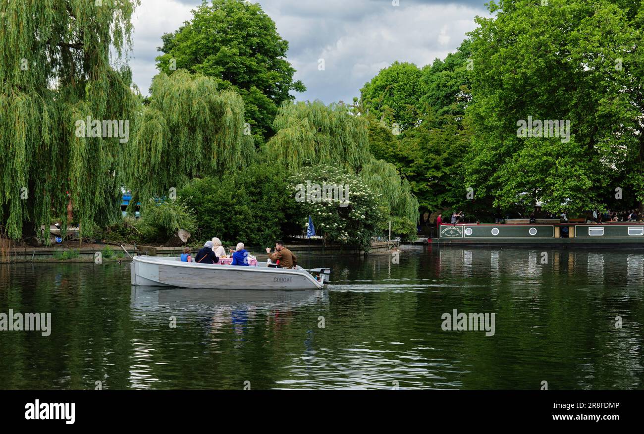 Londra - 05 28 2022: Motoscafo con persone che mangiano sul Canal Grande Union a Little Venice Foto Stock