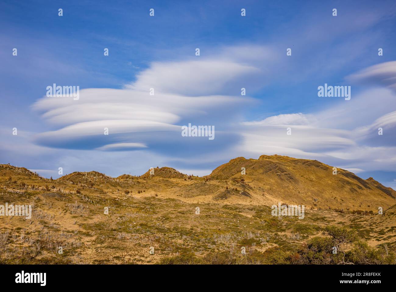 Formazione di nuvole multistrato sul paesaggio montano delle steppe nella Patagonia meridionale, Cile, Sud America Foto Stock