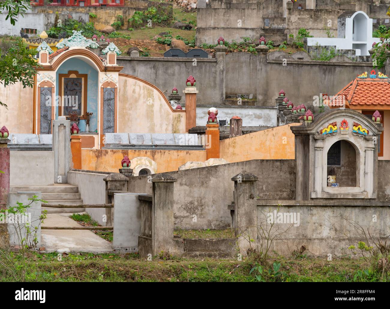 Tradizionale cimitero vietnamita nella provincia di Thanh Hoa in Vietnam Foto Stock
