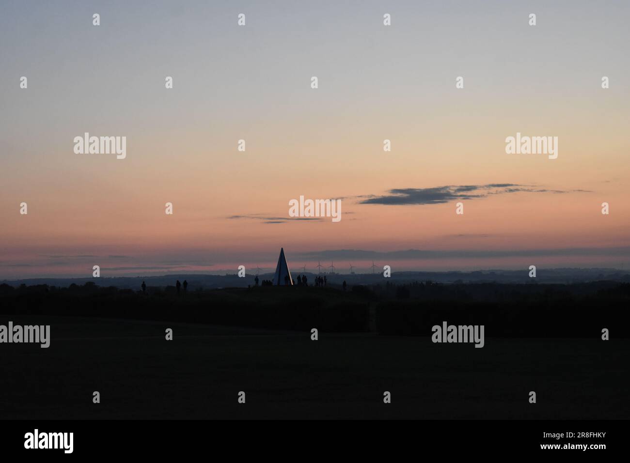 Milton Keynes, Regno Unito. 21st giugno, 2023. Una folla si è riunita per assistere all'alba del solstizio d'estate alla piramide leggera a Cambell Park a Milton Keynes, Regno Unito. Credit: Alice Mitchell/Alamy Live News. Foto Stock