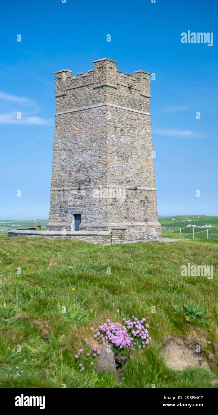 Kitchener Memorial eretto dalla gente di Orkney dopo la morte di Lord Kitchener quando la barca HMS Hampshire affondò nel 1916, durante la prima guerra mondiale. M Foto Stock