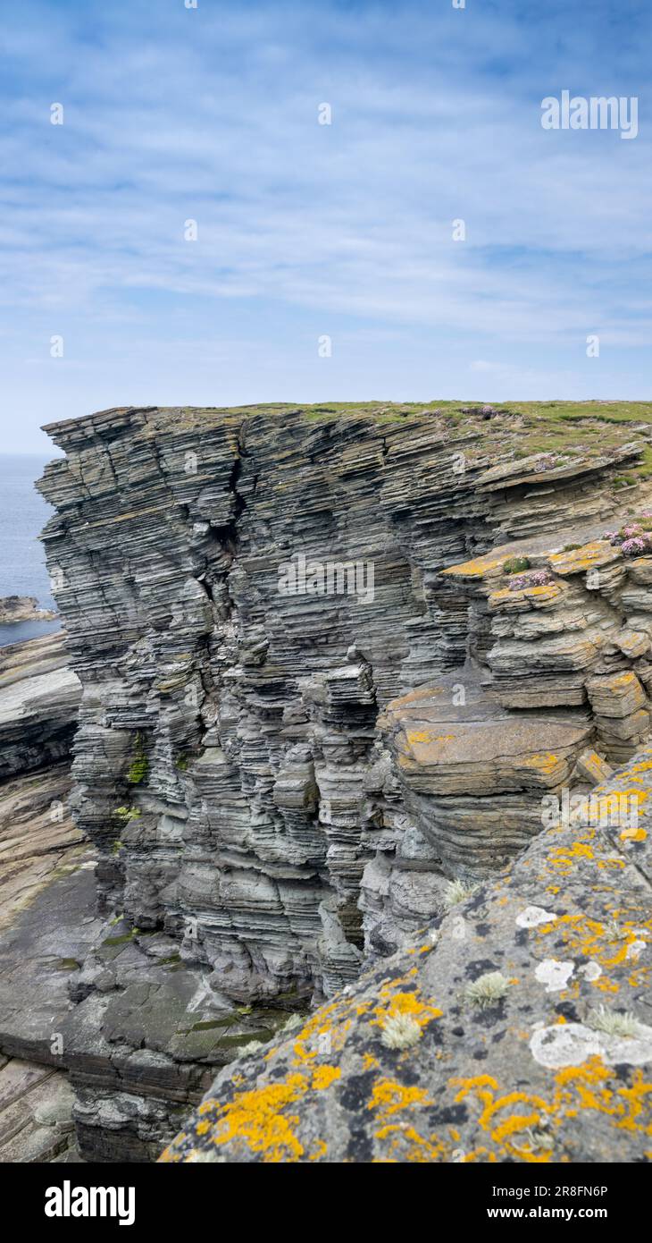 Scogliere scoscese e pericolose sul Brough of Birsay, di fronte all'oceano Atlantico in una giornata estiva. Orcadi, Scozia, Regno Unito. Foto Stock