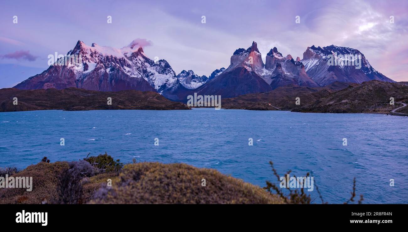 Panorama dell'alba Cerro Paine Grande e Los Cuernos al Lago Pehoe, Parco Nazionale Torres del Paine, Cile, Patagonia, Sud America Foto Stock