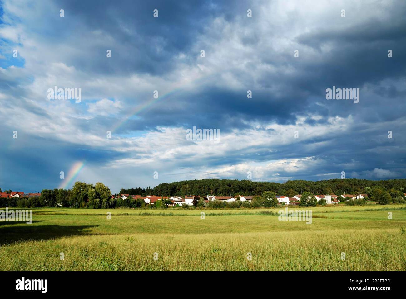 Paesaggio bavarese con arcobaleno Foto Stock